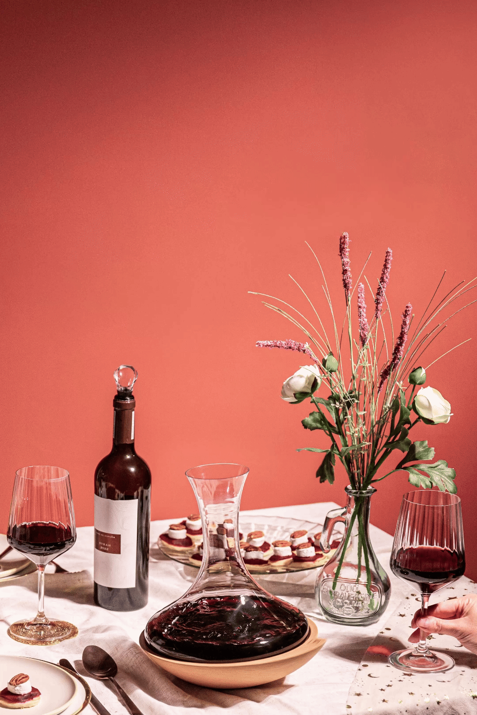 vacu vin festive dinner table with swirling carafe