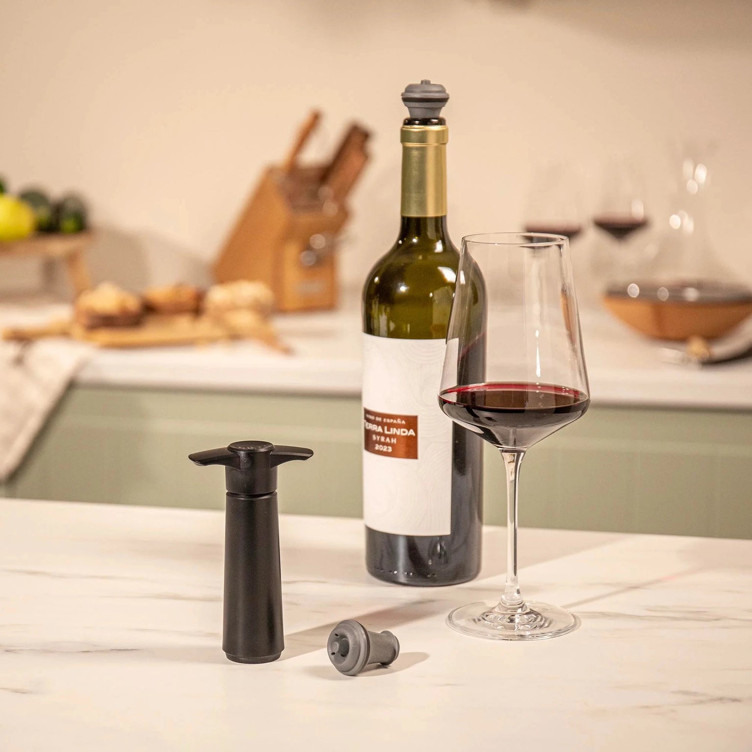  Vacu Vin Original Wine Saver black with 2 stoppers