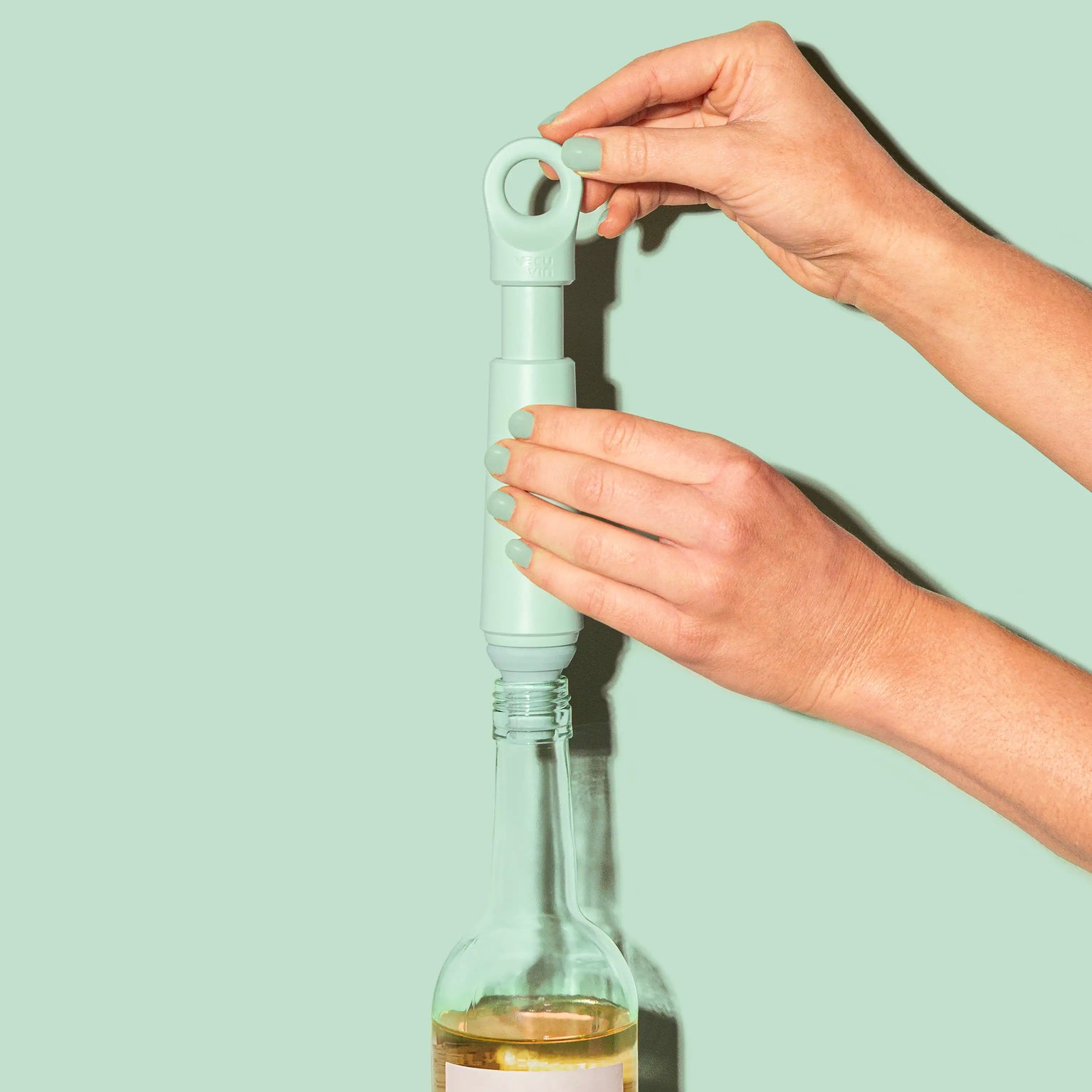 Pompe à vin Loop jade avec 1 + 4 bouchons offerts