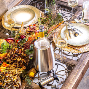 Feestelijk gedekte tafel met Vacu Vin wijnaccessoires